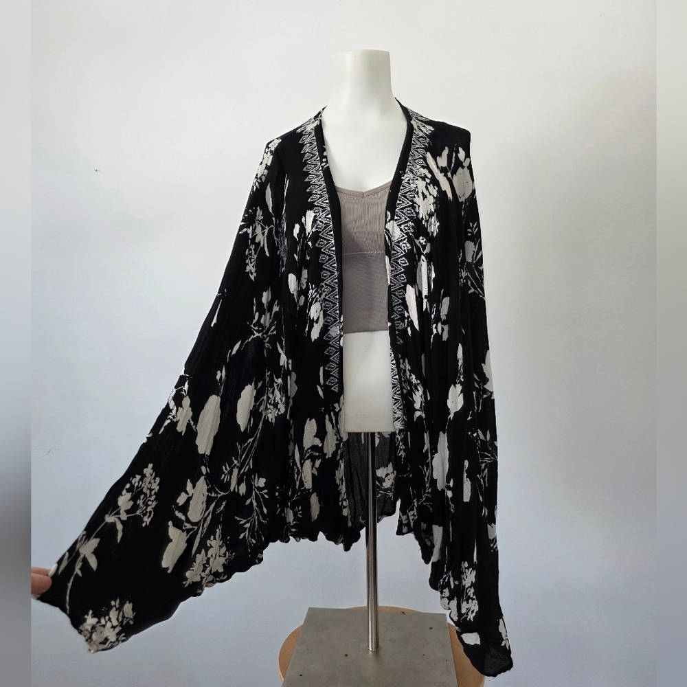 Lucky Brand Black & Ivory Floral Kimono Cardigan One Size
